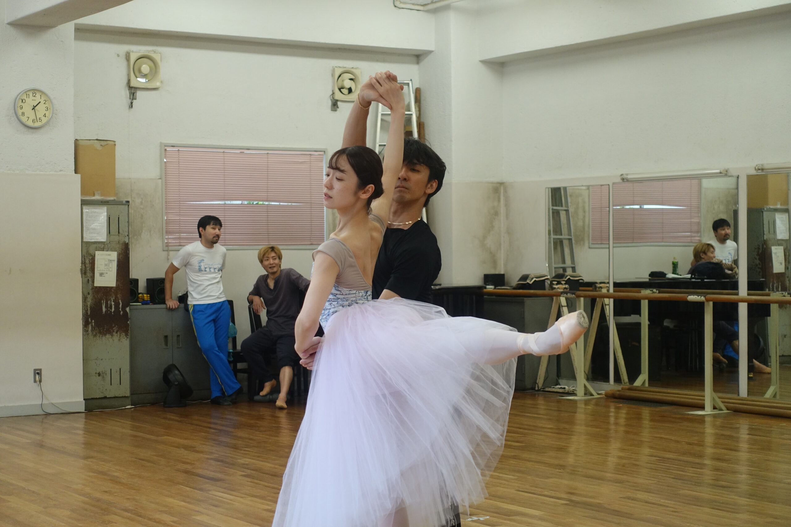 王女役の塩谷綾菜と